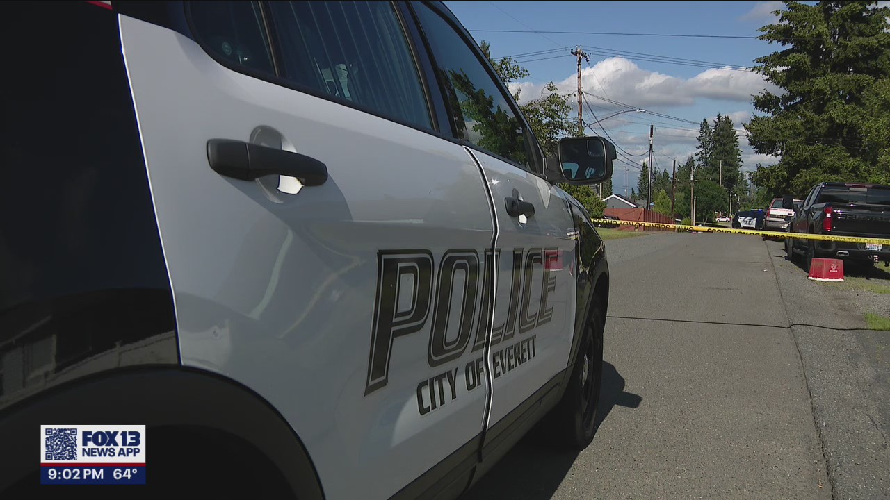 Police: 2 killed, 1 injured in Everett shooting; suspect on the loose