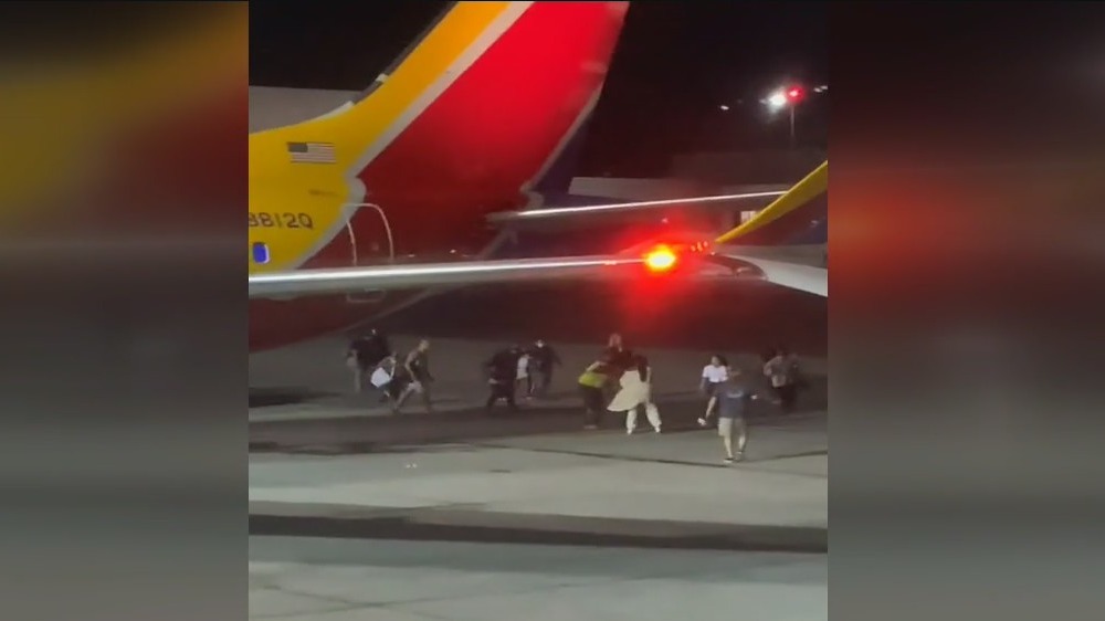 About 300 LAX passengers scramble to tarmac after chaos, confusion in terminal