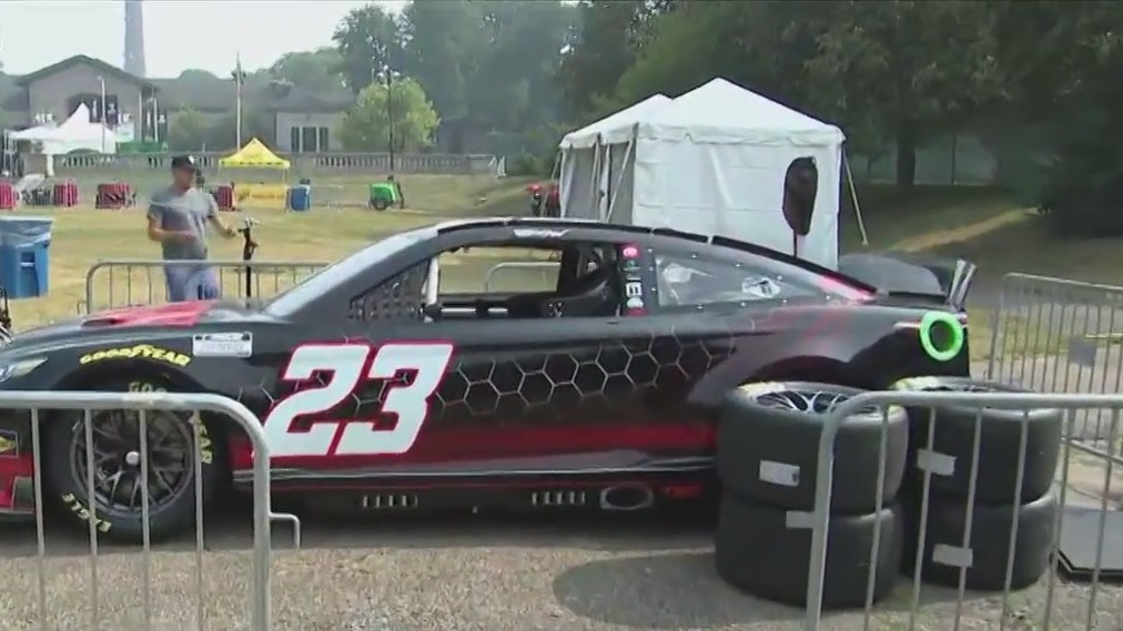 Bubba Wallace hosts free block party on Chicago's South Side