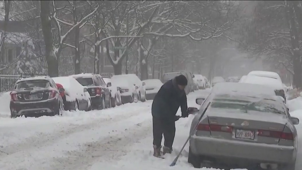 City officials prepare as travelers rush to get ahead of Chicago snowstorm