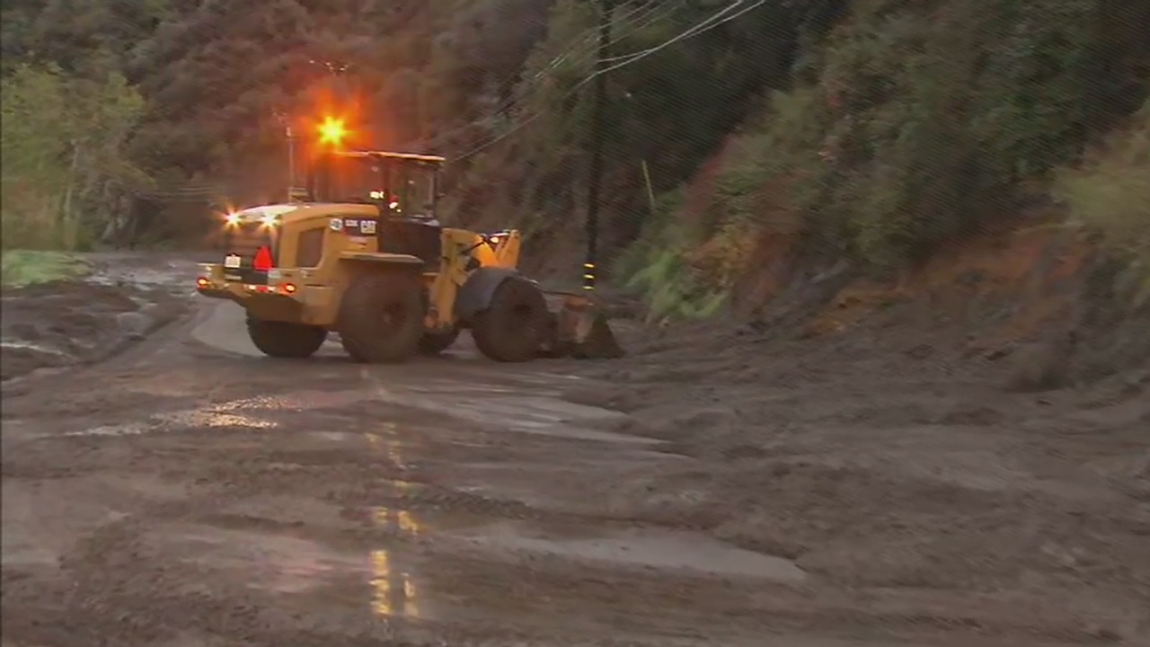 Mudslide shuts down Topanga Canyon Boulevard