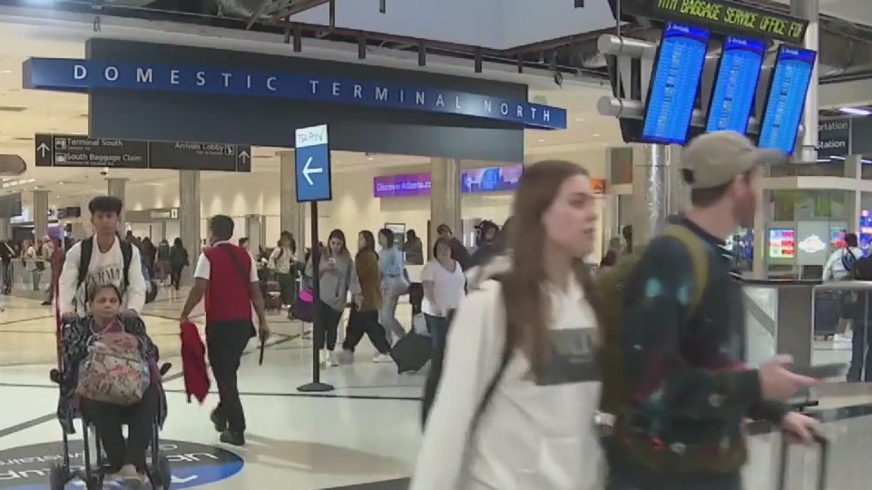 Amazon offering $25 airline tickets for students