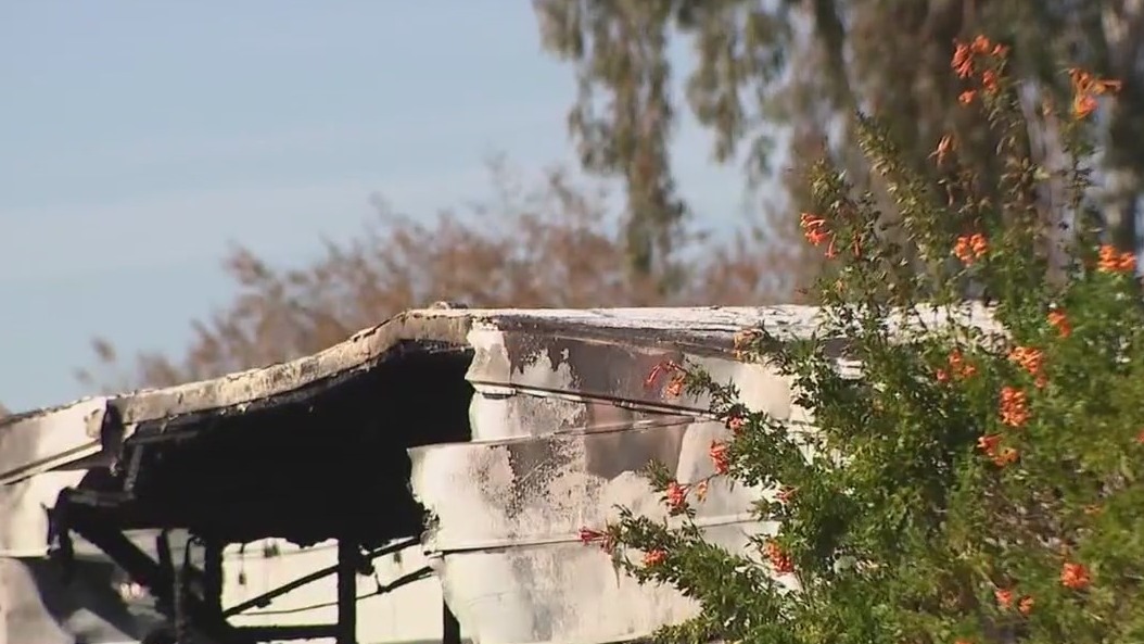 2 killed in Phoenix mobile home fire, 3 others hurt