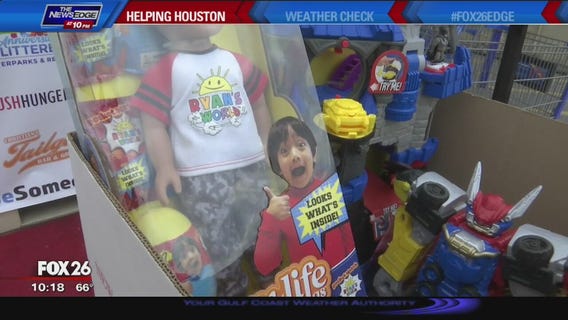 Man lives in pod at Walmart to receive 10,000 lbs. of food donations for children anticipating Christmas presents