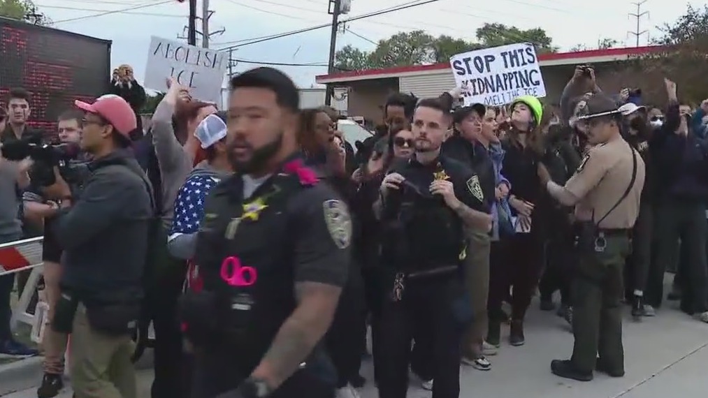 Protesters arrested outside Broadview ICE facility