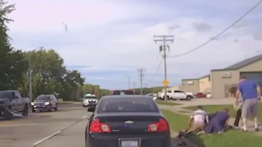 Bystander helps Ohio officer being attacked by suspect