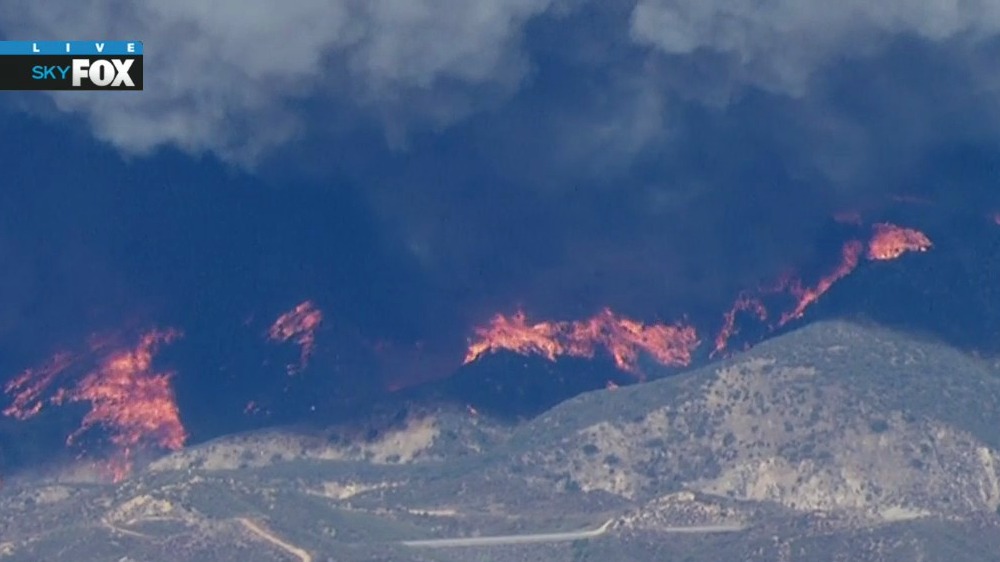 Castaic fire quickly spreading