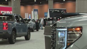 Turkey Day auto show draws Thanksgiving crowd seeking escape, new cars