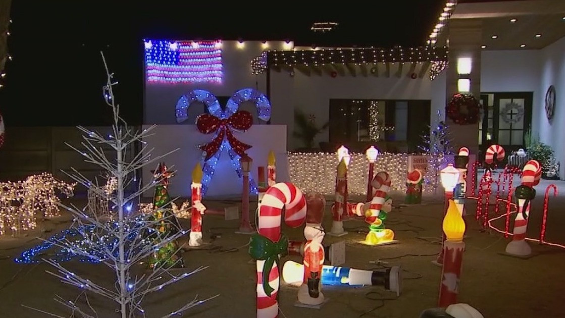 Nightly holiday light display dazzling people in one North Phoenix neighborhood