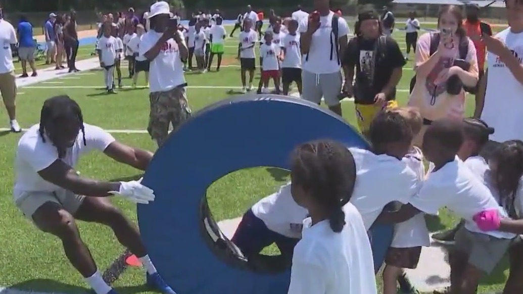 Super Bowl champ Tyreek Hill hosts camp