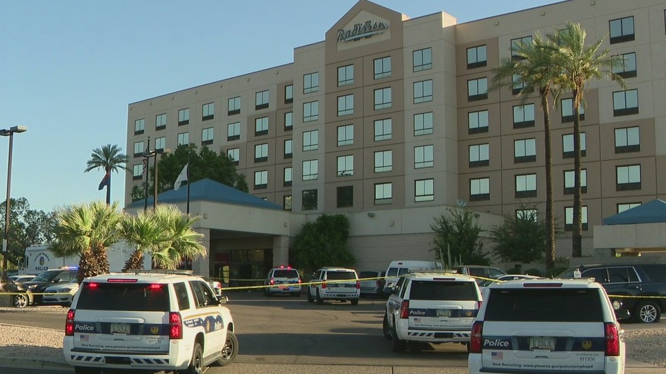 Deadly shooting investigation underway at Phoenix hotel | FOX 10 Phoenix