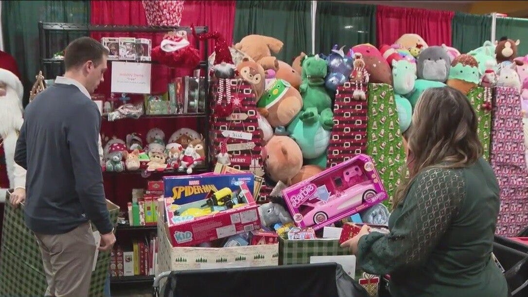 Volunteers bring holiday cheer to kids in hospital