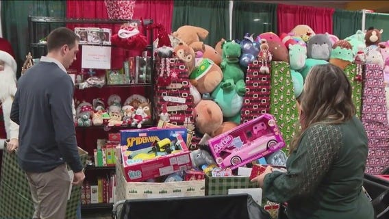 Volunteers bring holiday cheer to kids in hospital