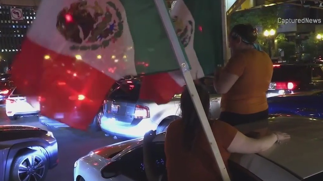 Mexican Independence Day celebrations block traffic in Chicago Loop