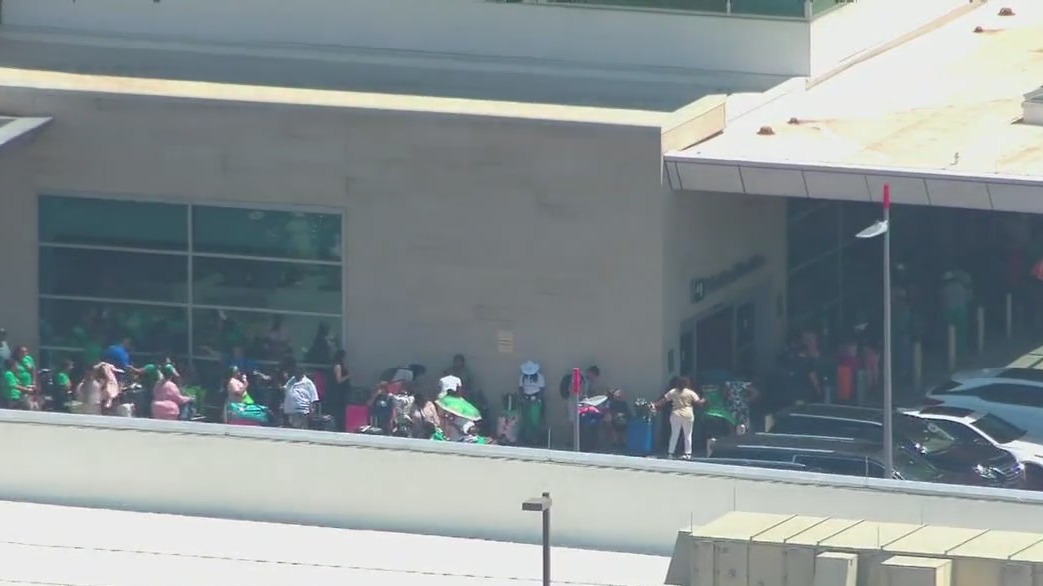 Lines at Dallas Love Field go outside of airport