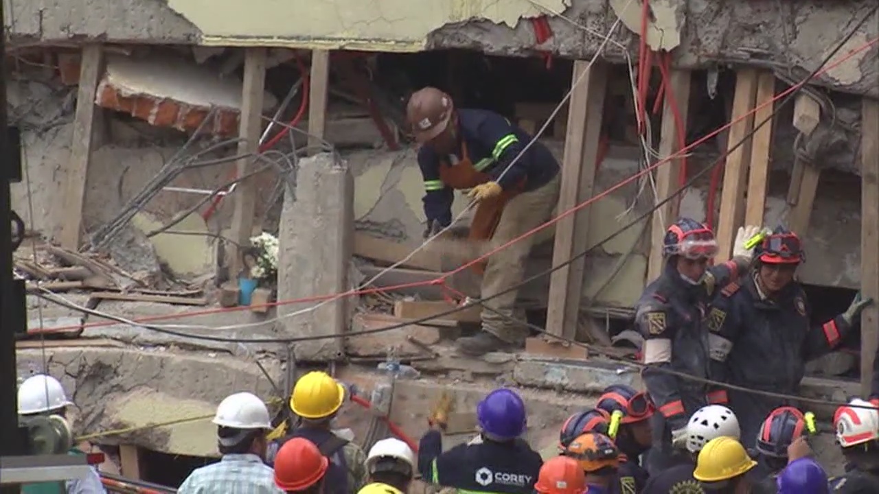Mexico earthquake rescuers race to free girl, other survivors