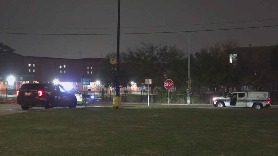 Houston crime: Man found fatally stabbed on Maxwell Lane