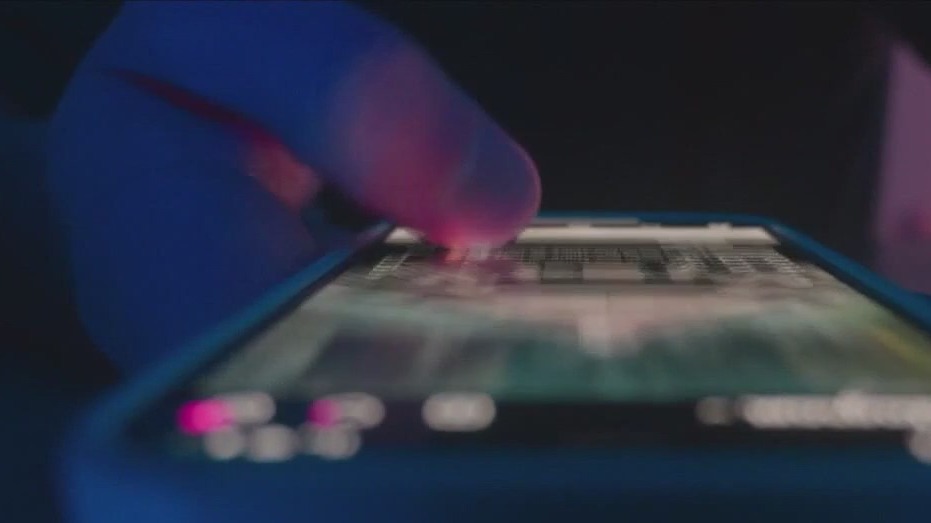 Social media training us to respond more to short "micro" ads, research shows