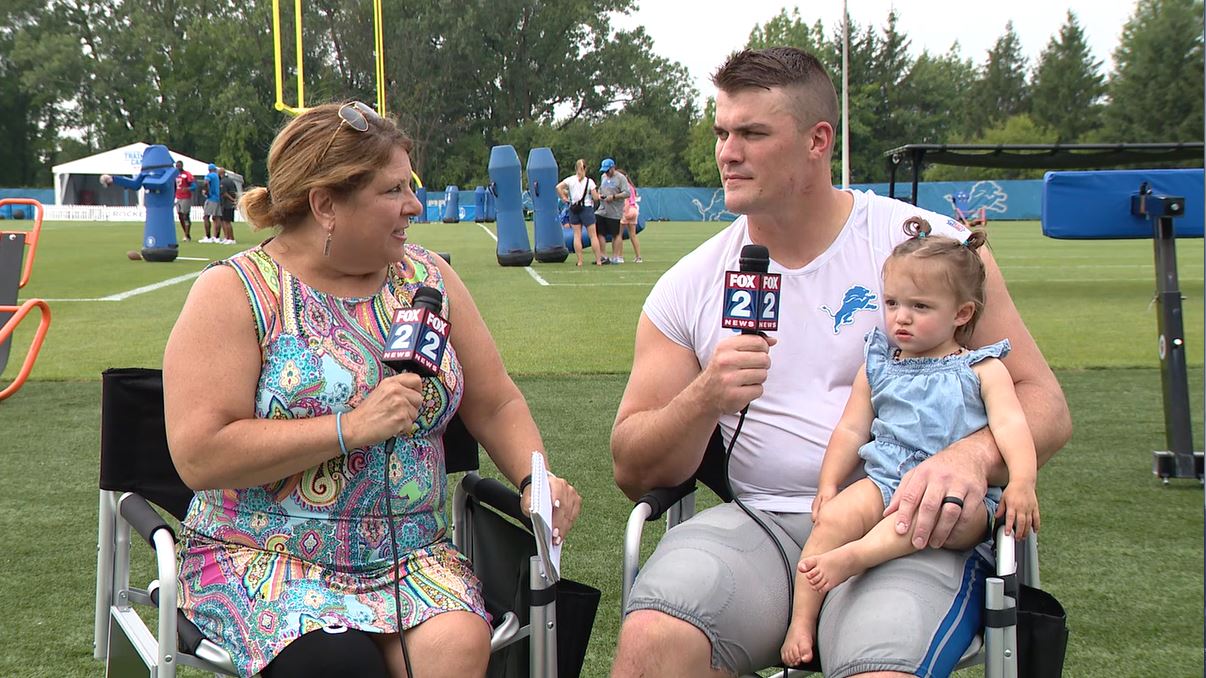 WATCH - Lions defensive lineman John Cominsky joins Jennifer Hammond for a 1-on-1 sit-down following practice