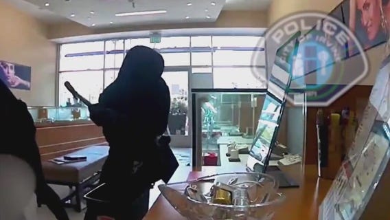 Robbers use hammers in jewelry smash-and-grab