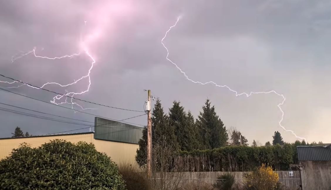 Lightning strikes captured on video in Seattle area