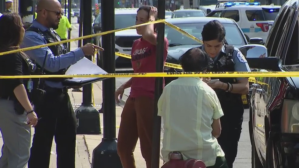 Gunfire erupts on Chicago's North Side during attempted robbery