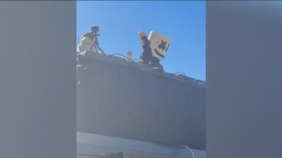 Marshmello has surprise concert at Chicago hot dog joint