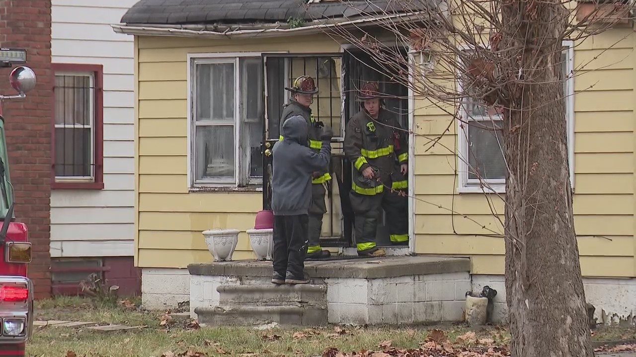 Elderly woman rescued from Detroit house fire