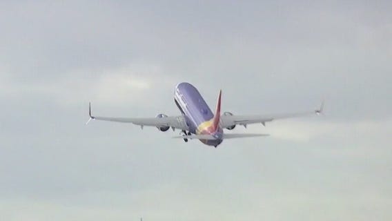 How do gates work at AUS airport?