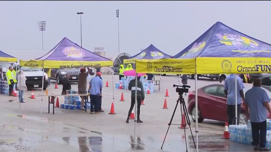 Grand Prairie gives away water at Lone Star Park