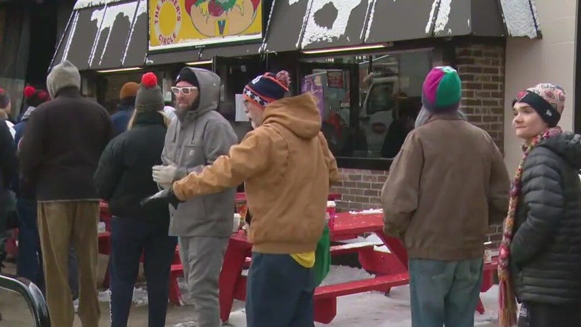 Chicagoans line up for free hotdogs thanks to Bears' coach Ben Johnson