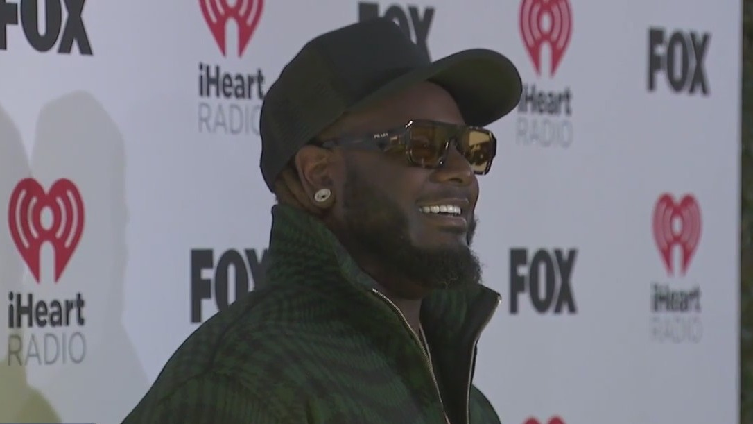 'iHeartRadio Music Awards' red carpet fun