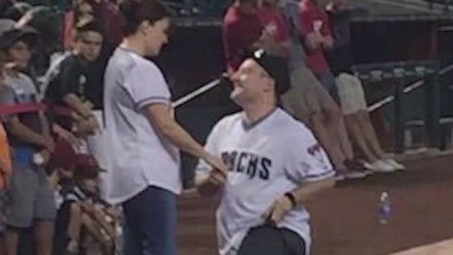 Couple gets engaged at Chase Field during World Series