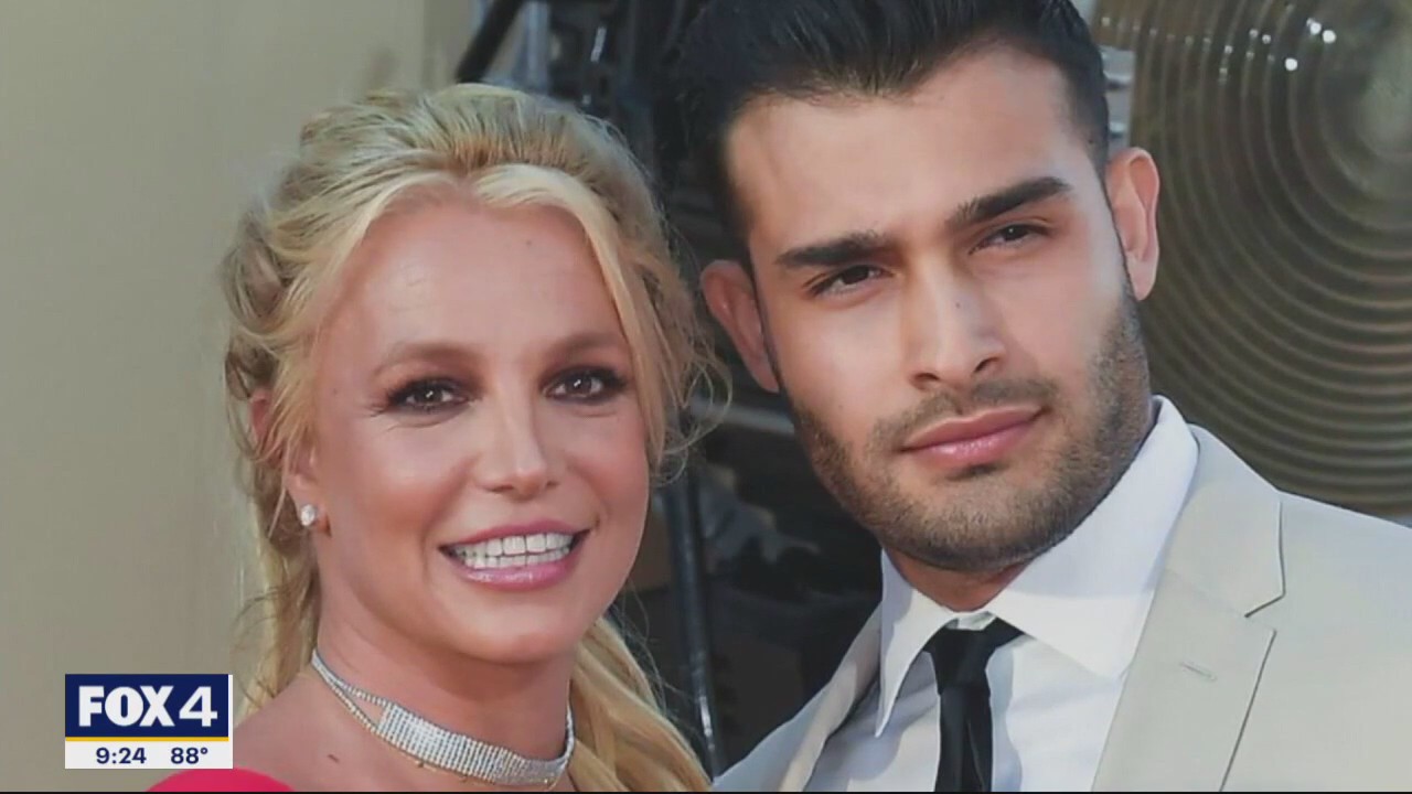 Extra: Britney Spears headed for divorce