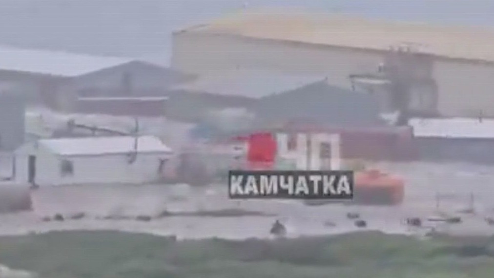 8.9 earthquake hits Russia, waves sweep buildings