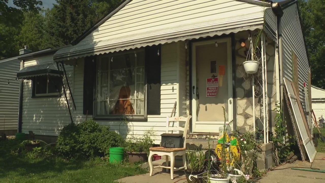 Taylor man's house smashed with baseball bat