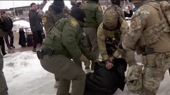 Feds, protesters clash at Whipple Building in Mpls