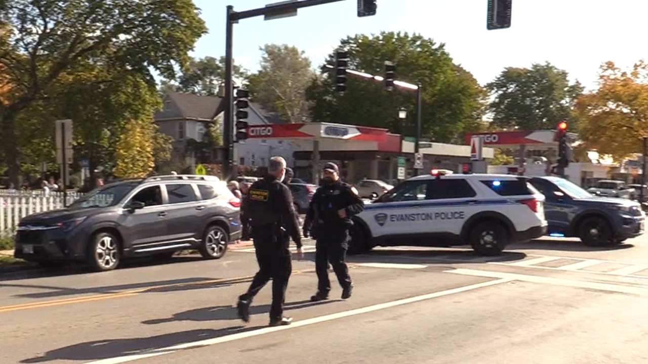 RAW: Crowds gather in Evanston during ICE operation; damaged car towed from scene
