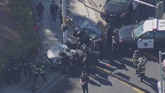 Oakland police chase ends in crash