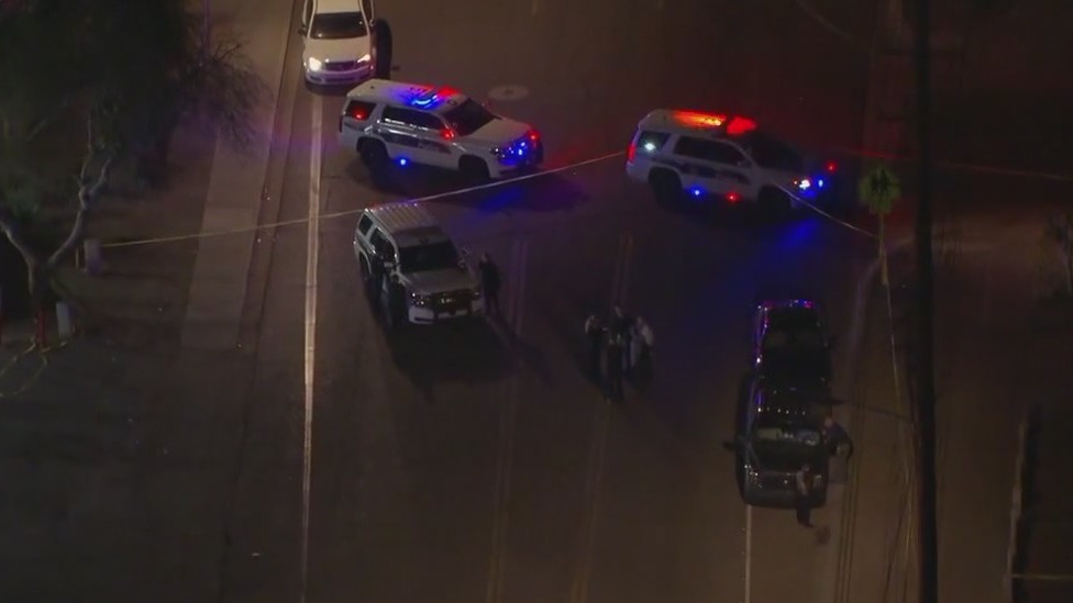 Shooting leaves man critically injured in Phoenix | FOX 10 Phoenix