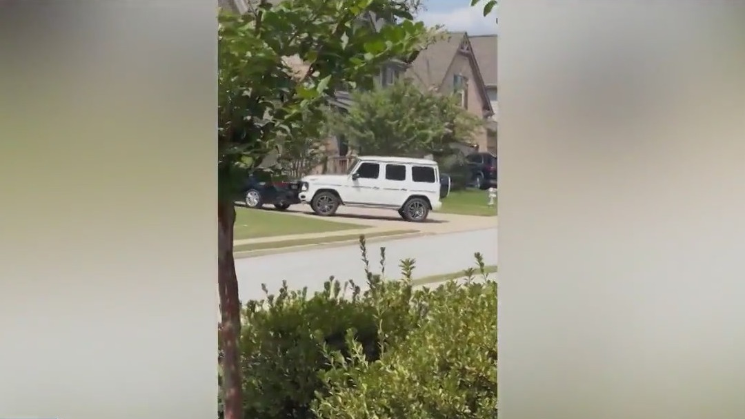 Man goes driveway-to-driveway, crashing into parked cars | FOX 5 Atlanta