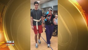 21-year-old learns to walk again after sports injury paralyzation