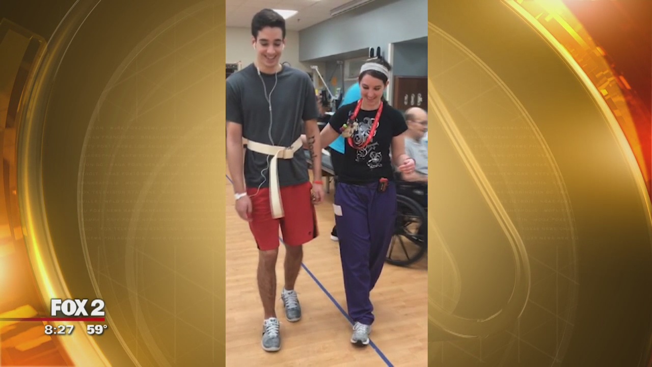 21-year-old learns to walk again after sports injury paralyzation