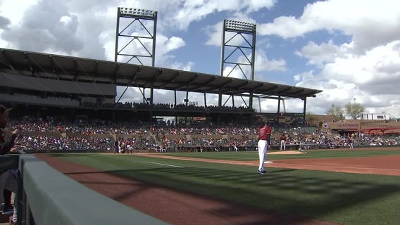 Giants' Hunter Pence makes spring training debut