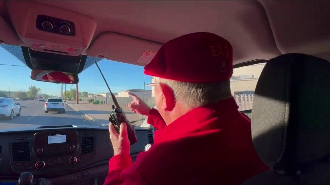 Secret Santa commits random acts of kindness around Phoenix