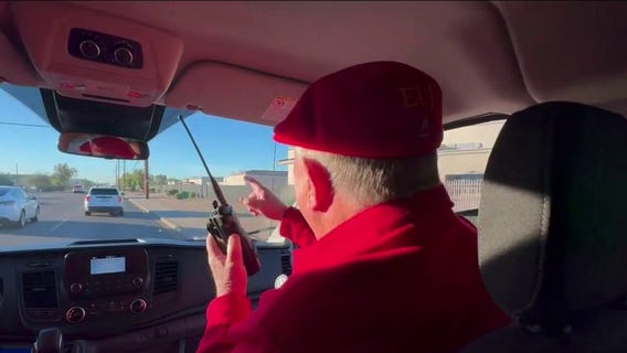 Secret Santa commits random acts of kindness around Phoenix