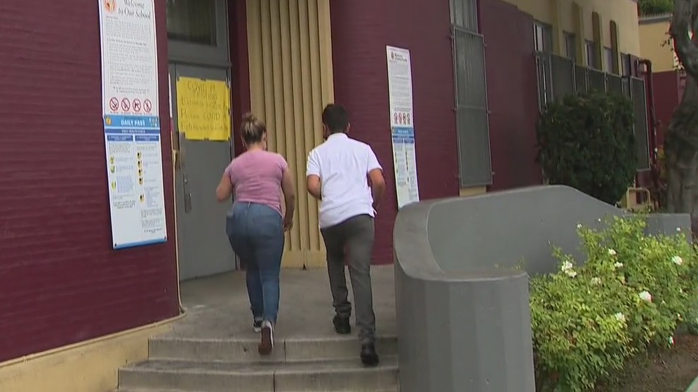 Teachers union wants eligible students 12 and older to get vaccinated