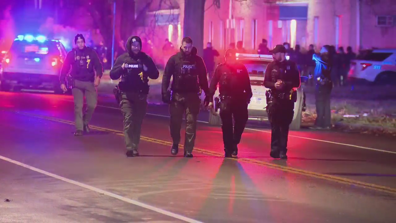 Detroit police officer, two suspects shot