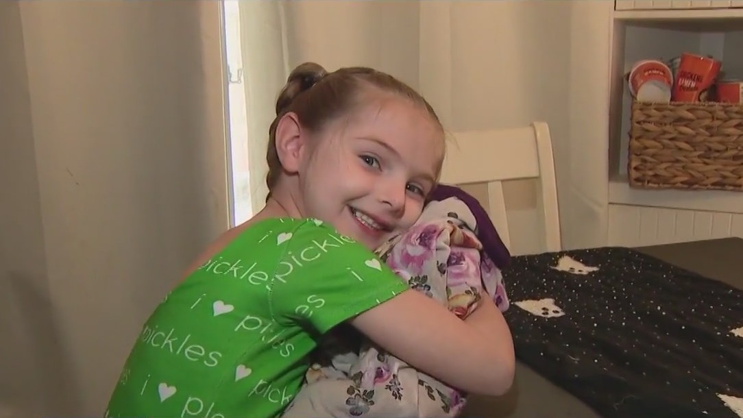 Arizona woman offers heartwarming gift after girl loses her special blanket