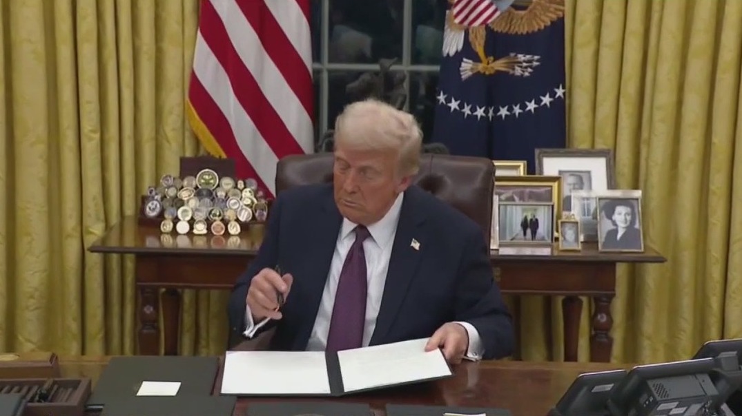 Judge blocks Trump's birthright citizenship order